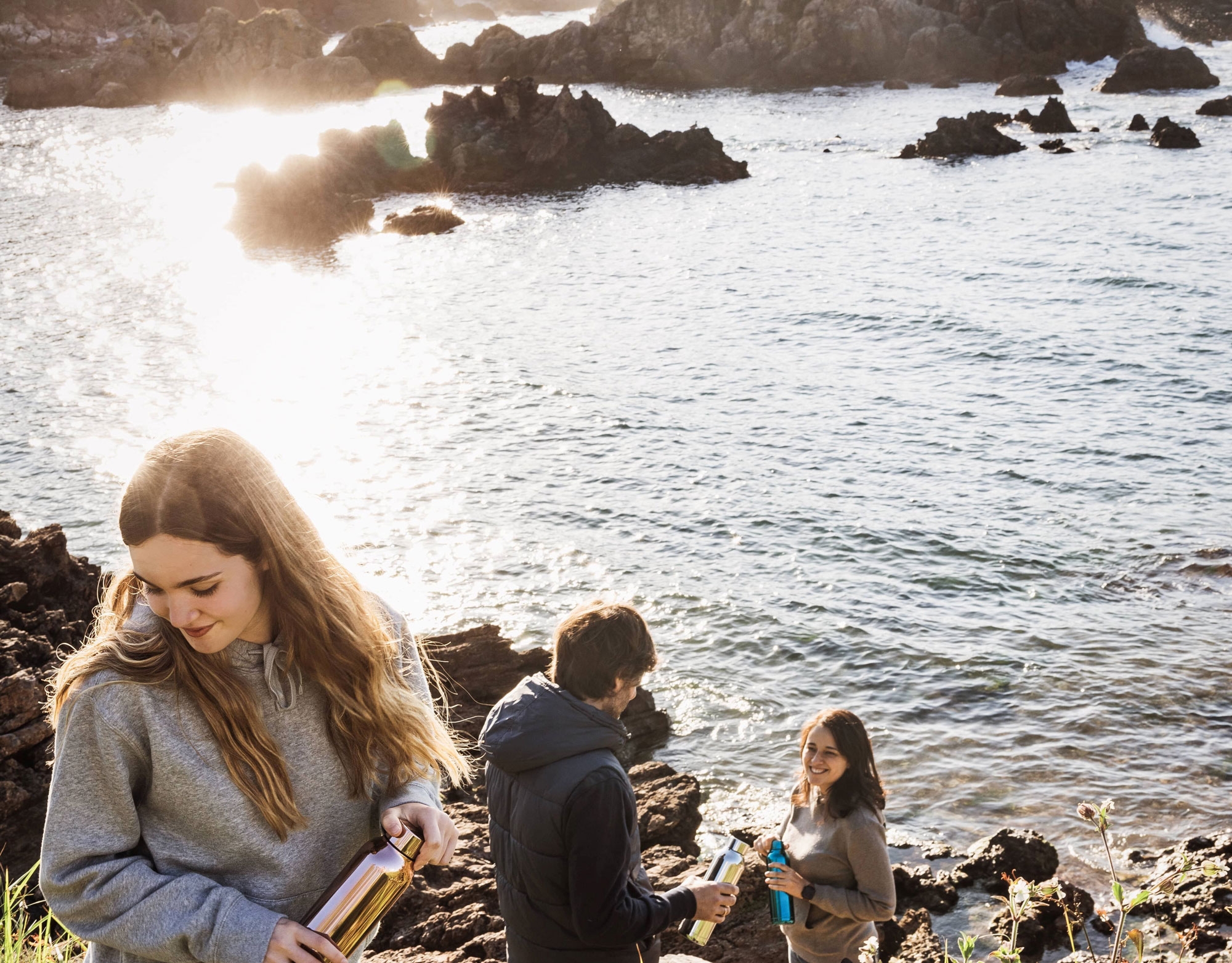 trois-personnes-sur-les-rochers-en-bord-de-mer